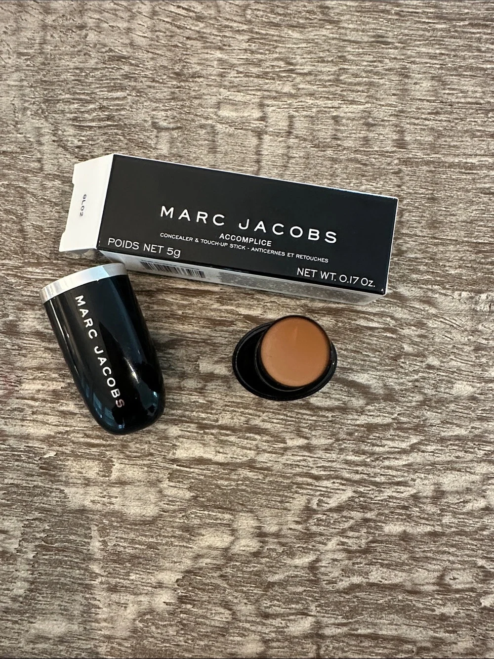 Marc Jacobs Accomplice Concealer & Touch-Up Stick Tan 49. NIB